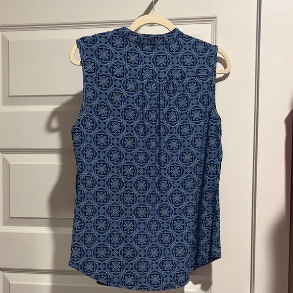 Stylish Blue Geometric Sleeveless Top - Picture 3 of 3